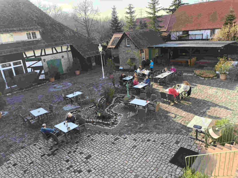 Forsthaus Jägersburg in Einhausen. Der Biergarten mit den ersten Gästen im Biergarten.