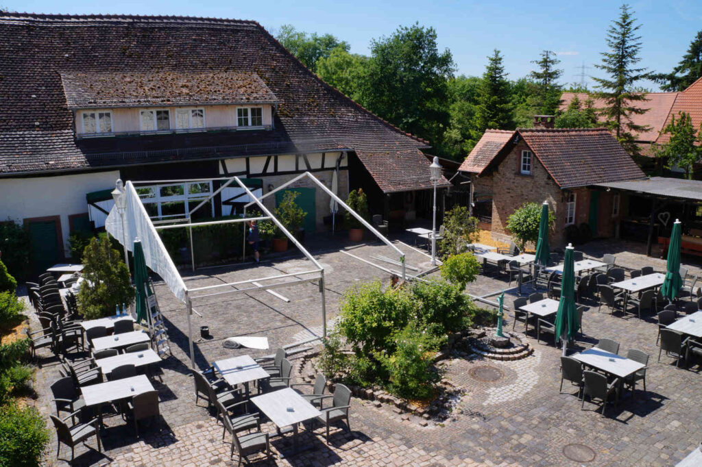 Zeltaufbau im Forsthaus Jägersburg Biergarten, zum Geburtstags Feiern