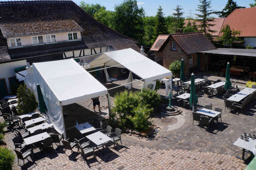 Zeltaufbau im Forsthaus Jägersburg Biergarten, zum Geburtstags Feiern