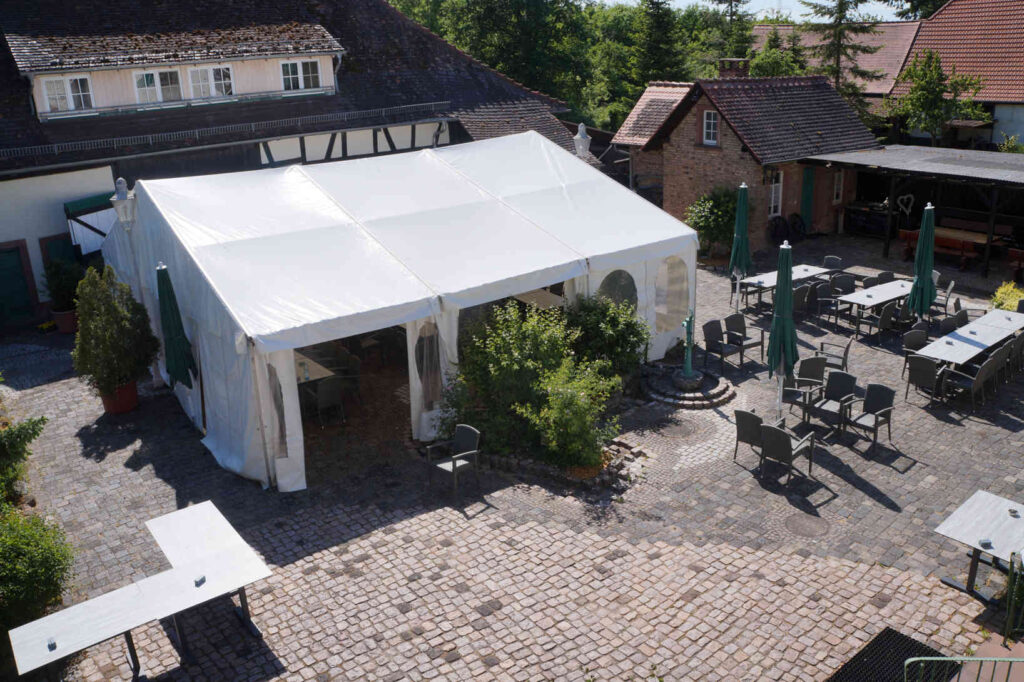 Zeltaufbau im Forsthaus Jägersburg Biergarten, zum Geburtstags Feiern