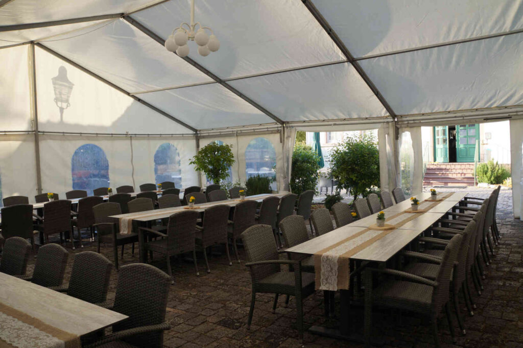 Zeltaufbau fertig innen im Forsthaus Jägersburg Biergarten, zum Geburtstags Feiern