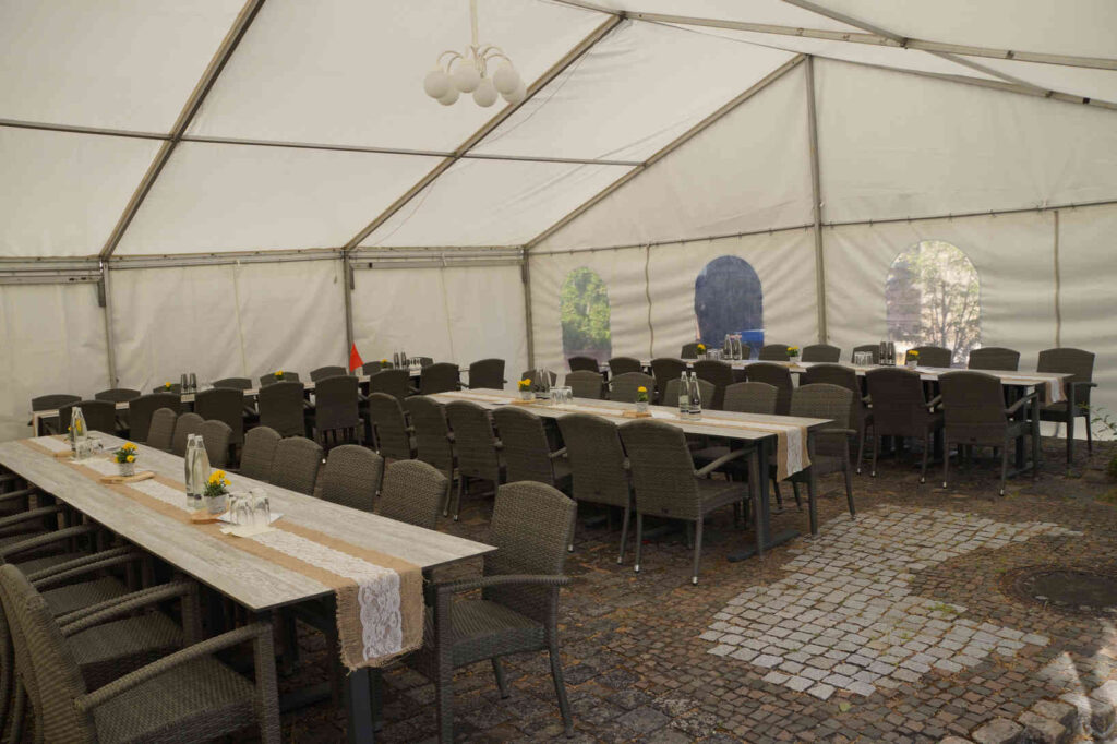 Zeltaufbau fertig innen Forsthaus Jägersburg Biergarten, zum Geburtstags Feiern