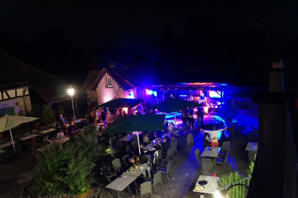 Gäste die bis in die Nacht Feiern, beim kroatischem Abend