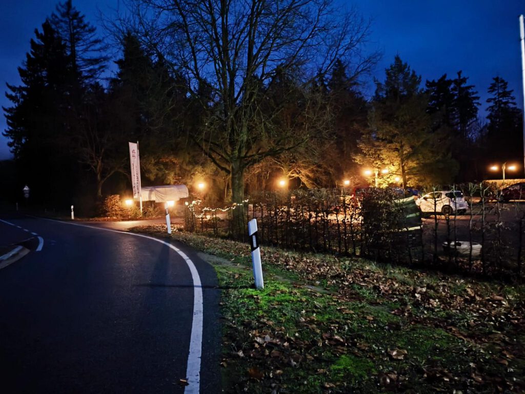 Einfahrt zum Forsthaus Jägersburg Weihnachtlich