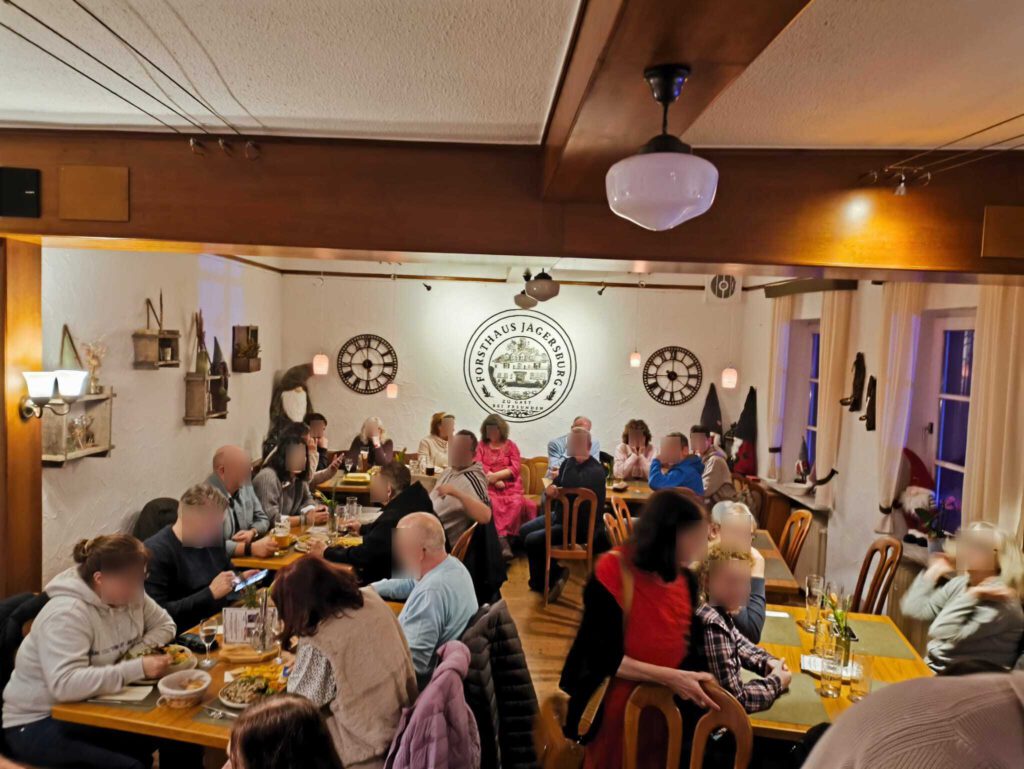 Gäste. Musiker Schall_und_Schmaus Mistral und Tom_Kunsmann und Gast im Forsthaus Jägersburg