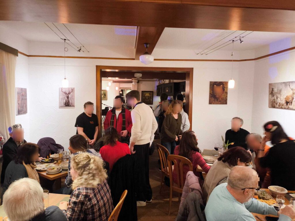 Gäste. Musiker Schall_und_Schmaus Mistral und Tom_Kunsmann und Gast im Forsthaus Jägersburg