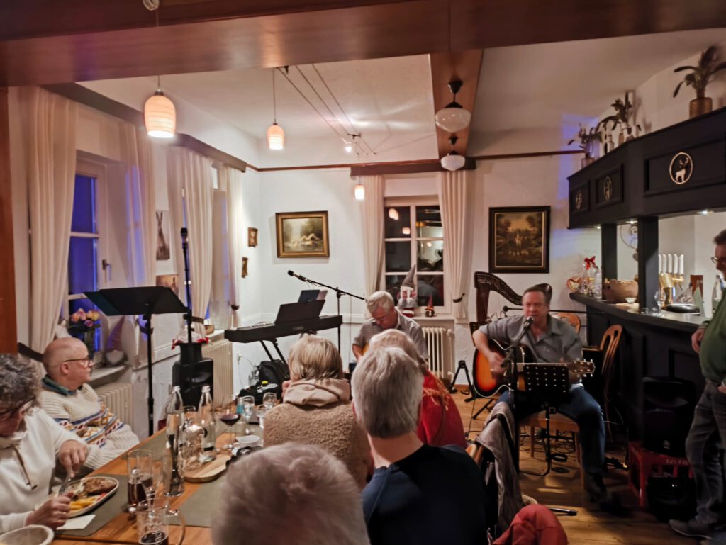 Musiker Tom_Kunsmann und Gast im Forsthaus Jägersburg Einhausen