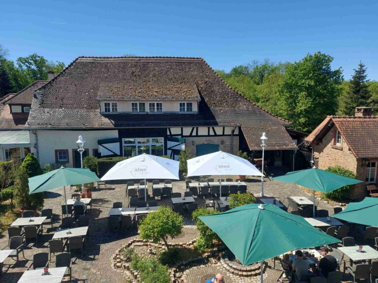 Biergarten mit neuen Schirmen Forsthaus Jägersburg Einhausen