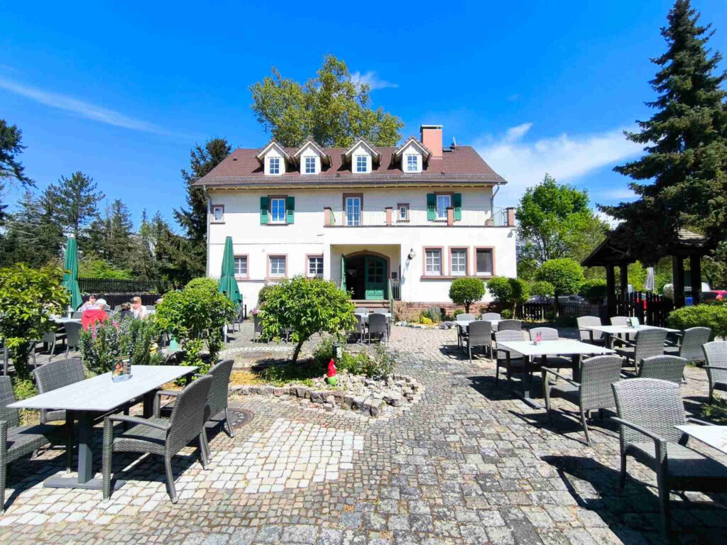 Bild vom Forsthaus Jägersburg, Einhausen, bei Tag, Vordereingang